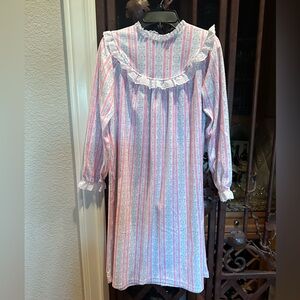 Lanz girls nightgown, like new, high quality, soft.
